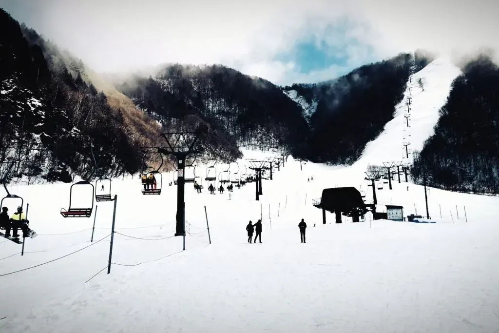 Japan skiing spots- winter vacation budget-friendly ski resort- hirayu onsen