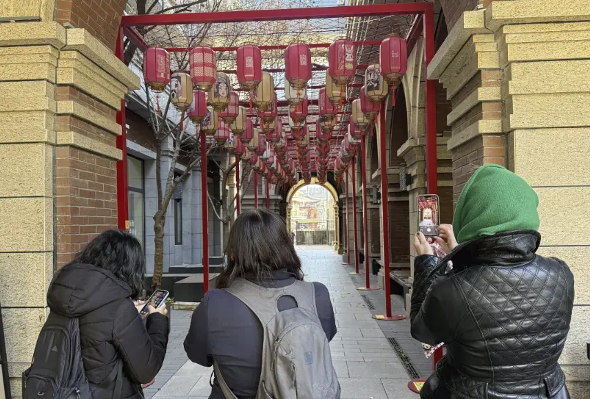 Beijing Night Tour: Old Hutongs Walk and Food Discovery in Beijing