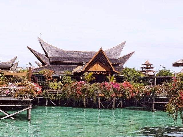 Mabul resort-overwater bungalows in Malaysia